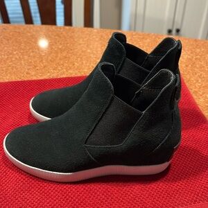 Sorel Pull-on booties size 7 1/2